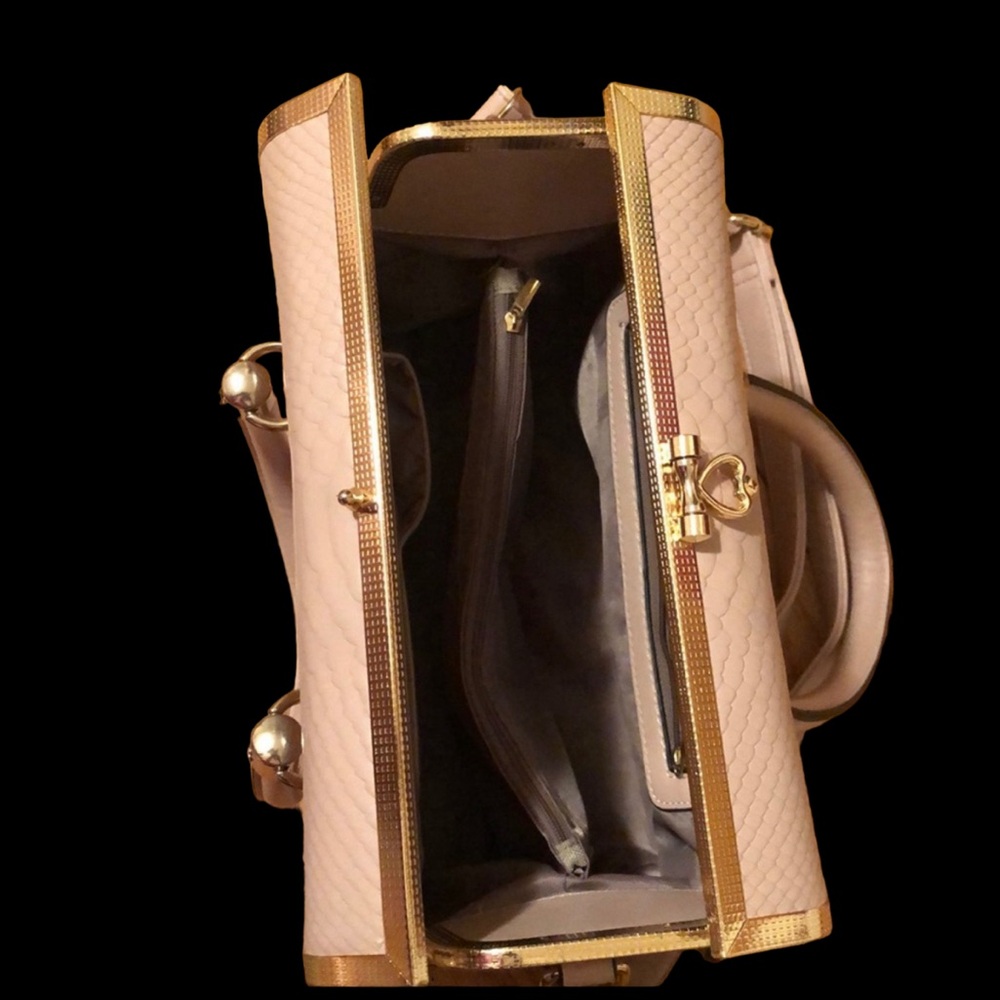 Beautiful Purse 👜 - Picture 14 of 15